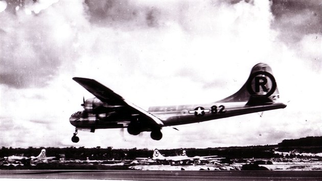 Bombard�r B-29 p�ist�v� na z�kladn� na Mari�nsk�ch ostrovech po n�vratu z atomov�ho n�letu na Hiro�imu.