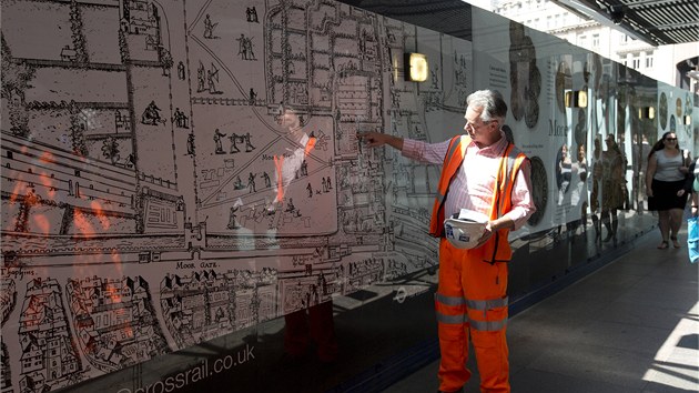 Archeolog ukazuje souasnou lokaci ndra Liverpool Street na map Londna z 16. stolet. Buduje se zde eleznin tra Crossrail.