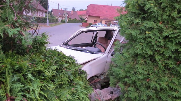 Ukraden auto z Opona skonilo nabouran ve zdi v nedalekm Trnov na Rychnovsku