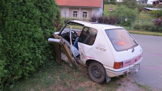 Ukraden auto z Opona skonilo nabouran ve zdi v nedalekm Trnov na Rychnovsku