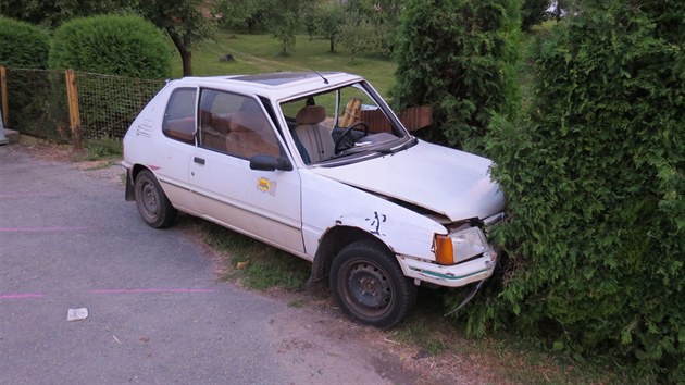 Ukraden auto z Opona skonilo nabouran ve zdi v nedalekm Trnov na Rychnovsku