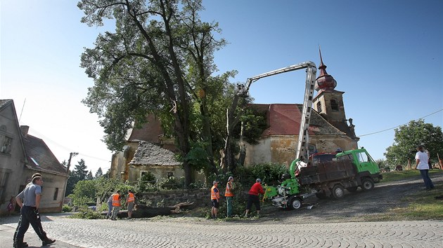 Kostel Nanebevzet Panny Marie v Plan u Hromnic na Plzesku pokodila lpa, kterou pi non bouce vyvrtil siln vtr. 
