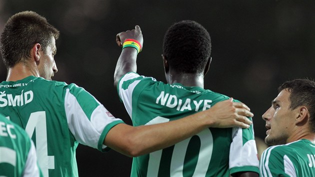 Moustapha Ndiaye (uprosted) z Bohemians ml velk podl na glu Radka rla.