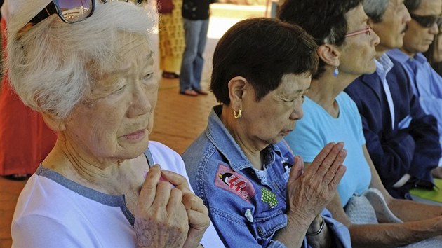 V modlitbch si lid pipomnli hiroimsk vro i v Japonskm kulturnm centru v Los Angeles. Prvn zleva je 90let Kijome Hirajama, jej manel slouil v Hiroim jako vojk.