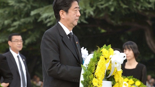 Japonsk premir inz Abe poloil vnec k pamtnku v hiroimskm parku Mru.