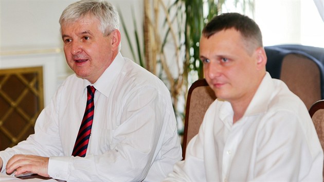 Premiér JIří Rusnok s předsedou Věcí veřejných Vítem Bártou na jednání poslaneckého klubu den před hlasováním o důvěře vládě.