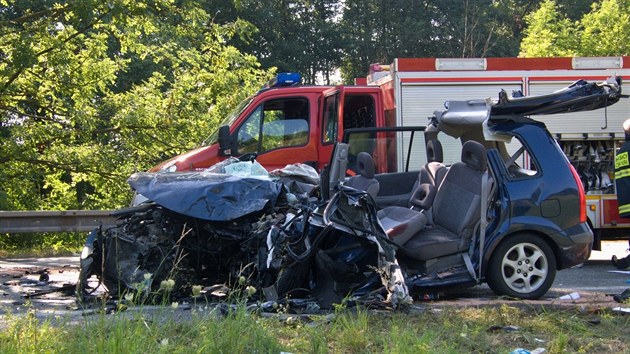 Tragick dopravn nehoda osobnho automobilu a autobusu zastavila 6. srpna odpoledne dopravu na peten silnici I/43 u ern Hory.