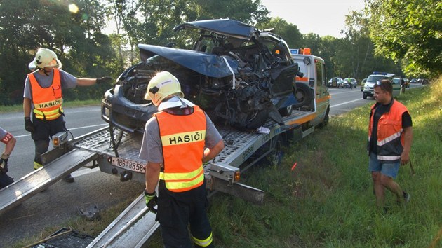 Tragick dopravn nehoda osobnho automobilu a autobusu zastavila 6. srpna odpoledne dopravu na peten silnici I/43 u ern Hory.