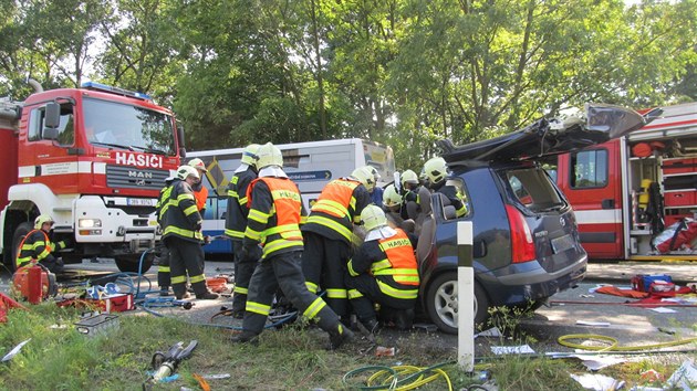 Tragick dopravn nehoda osobnho automobilu a autobusu zastavila 6. srpna odpoledne dopravu na peten silnici I/43 u ern Hory.
