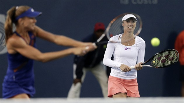 JE ZP�TKY. Martina Hingisov� (vpravo) znovu hraje tenis. Na fotografii z Carlsbadu p�ihl�� �deru par�a�ky Daniely Hantuchov�.