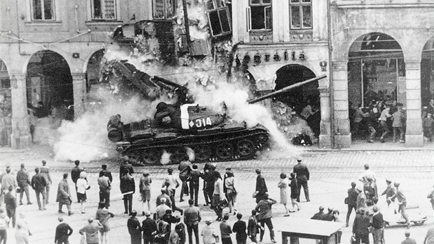 Ruský tank bourá v srpnu roku 1968 podloubí na libereckém náměstí. 
