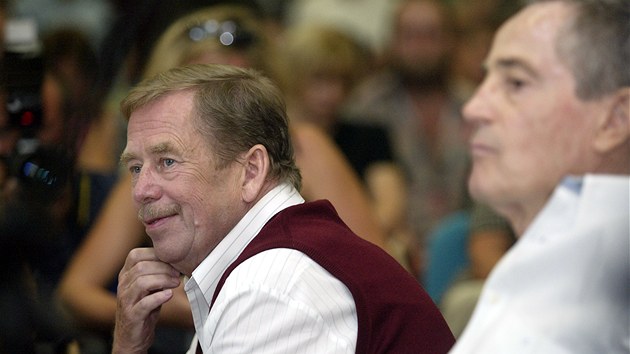 Vclav Havel s Janem Tkou pi setkn v Liberci v roce 2003. 