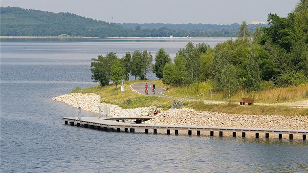 Berzdorfer See se rozkládá na tém�� tisíci hektarech. Napu�t�ní trvalo 10 let....