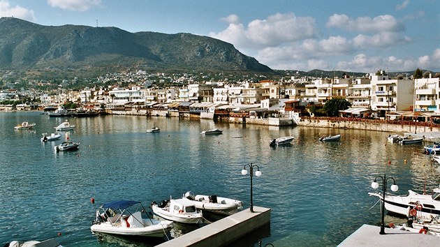 Celkový pohled na Chersonissos s typickými krétskými horami, které se tyčí nad mnoha letovisky.