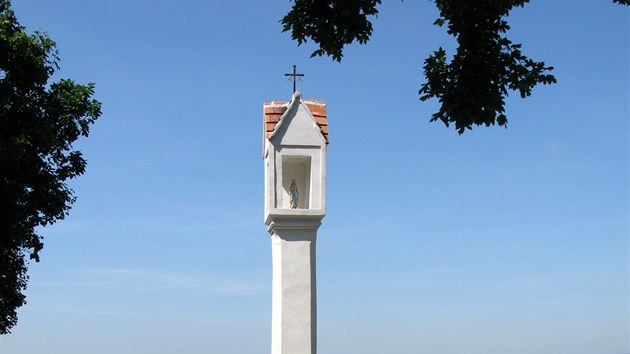 Z Valtic se vydvme na hranici s Rakouskem smrem na Katzelsdorf. Po roce 1989 obnovili starostov obou obc spoluprci, v roce 2007  byla zpstupnna cesta, opravena bo muka a odstranna hranin zvora.