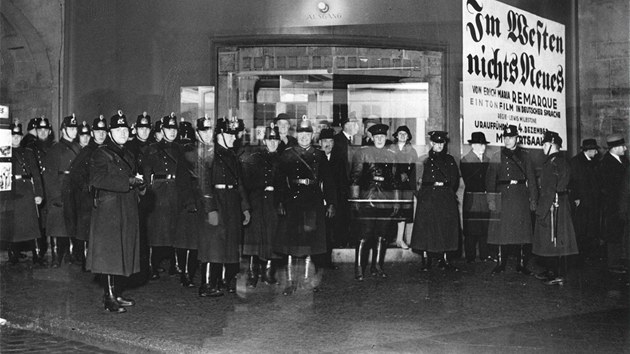 Policie hld berlnsk Mozartsaal ped demonstranty, kte protestuj proti uveden filmu Na zpadn front klid(prosinec 1930).