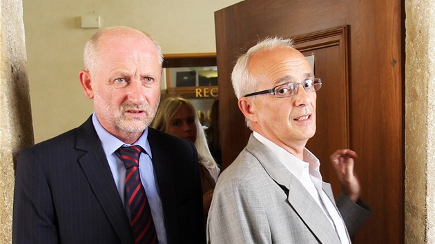Ministr kultury Ji Balvn (vlevo) se seel s novm editelem Nrodnho divadla Janem Burianem.