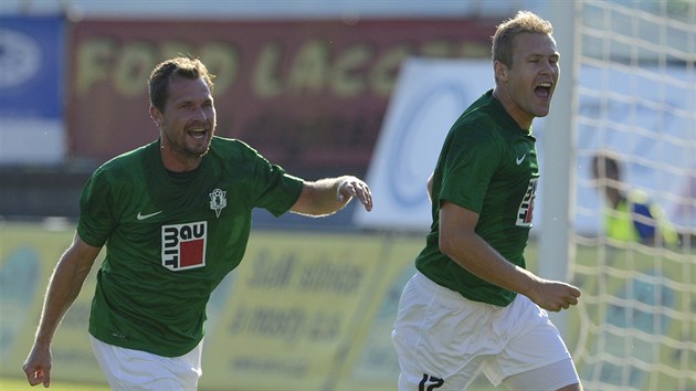 VEDEME! Fotbalisté Jablonce se radují z gólu proti Strömsgodsetu, který dal z penalty Karel Piták (vpravo). Gratulovat mu běží Tomáš Čížek.