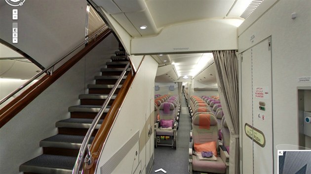 Turistická třída v letounu Airbus A380 společnosti Emirates