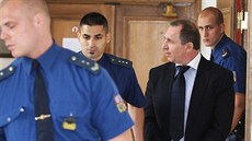 Justiní strá pivádí Petra Kotta k soudu (8. srpna 2013)