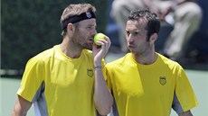 JAK NA N�? Mardy Fish (vlevo) a Radek �t�pánek se domlouvají b�hem finále