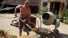 Martin Mikyna dokon�uje betonovou podlahu v jedné z místností v p�ízemí...