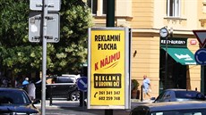 Památká�i po�adují, aby odstran�na byla také reklama z lamp ve�ejného osv�tlení