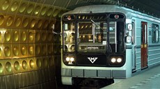 Dobová souprava metra míí na konenou stanici Leninova (Dejvická)