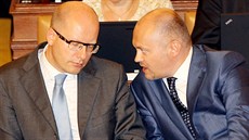 Bohuslav Sobotka a Michal Hašek ve Sněmovně při jednání o důvěře Rusnokově...