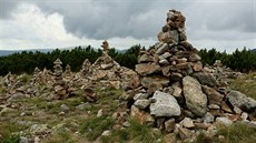 Hory jsou plné kamenných mohyl, co� se správ� národního parku nelíbí.