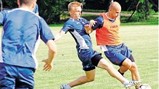 P�ÍPRAVA. Dalibor Va�enda (vpravo v souboji s Janem Hablem) se v lét�...