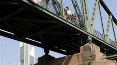Orlando Duques skáe odevad. Ve Frankfurtu nad Mohanem sjoil z mostu.
