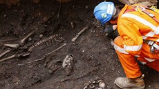 Archeologové nacházejí kostry na hbitov ze 17. století, který se ukrýval pod