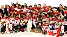 Hokejový tým Kanady se zlatými olympijskými medailemi. (28. února 2010)
