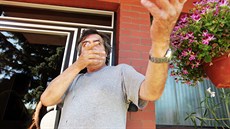 Otec zasteleného me stále neví, e je syn mrtev