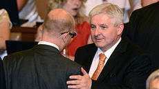 Premiér Jií Rusnok (vpravo) a pedseda SSD Bohuslav Sobotka poté, co Snmovna