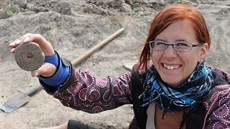 Studenti pracují v Kobe�icích na archeologickém pr�zkumu.