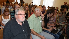 Herec a re�isér Jan Ka�er p�ihlí�í soudnímu jednání se skupinou okolo poslance