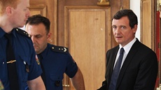 Eskorta odvádí obvinného Davida Ratha ze soudní sín Krajského soudu v Praze.