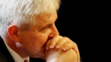 Premiér Ji�í Rusnok sleduje projevy poslanc� p�ed hlasováním o d�v��e jeho...