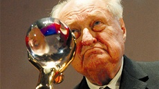Cenu MFF Karlovy Vary za dlouholetý umlecký pínos v roce 2005 pevzal Jií...