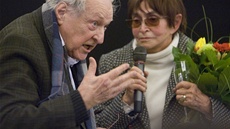 Reisér Jií Krejík v roce 2009 na festivalu Finále gratuloval k osmdesátinám...