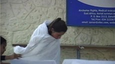 Jedna z napadených Britek v tanzanské nemocnici