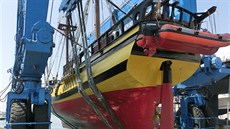 Obří jeřáb spouští opravenou plachetnici La Grace na moře
