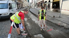 Oprava kolejí v Preovské ulici v Plzni.