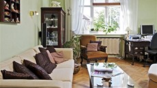 Pohovka z IKEA nenásiln� dopl�uje staro�itný nábytek, který man�elé dostali na