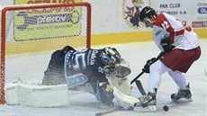 Olomoucký Ale� Jergl v �anci p�ed vítkovickým  branká�em Filipem �indelá�em.