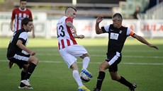 Zdenk Ondráek (uprosted) z Tromsö proniká obranou lucemburského Differdange-