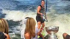 POHÁR NA VOD�. Chicagský úto�ník Jonathan Toews ukázal svým p�átel�m Stanley...