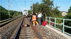 Tragická srá�ka vlaku s �lov�kem se odehrála v obci V�enory nedaleko Prahy.